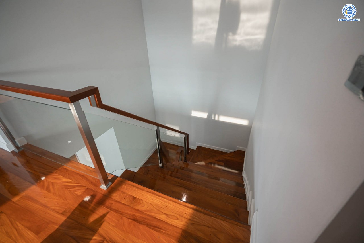 บ้านมือสองตกแต่งใหม่ โครงการ กฤษดานคร20 ปิ่นเกล้า-บรมราชชนนี บ้านหลังมุม ติดทะเลสาบ บนเนื้อที่กว้างมากถึง 238 ตร.ว. ตกแต่งด้วยวัสดุเกรดพรีเมี่ยม ฟังก์ชัน 5 ห้องนอน 6 ห้องน้ำ 1 ห้องอเนกประสงค์ 4 ที่จอดรถ พร้อมทั้งเปลี่ยนระบบไฟฟ้า สุขาภิบาล ทำเลศักยภาพ ติดถนนบรมราชชนนี ใกล้มหาวิทยาลัยมหิดล และเพียง 10 นาทีถึงเซ็นทรัล ปิ่นเกล้า